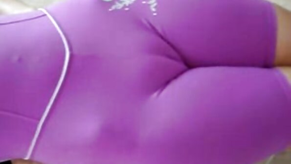 Alus-pilari brunette undresses na masturbasi dina video VR